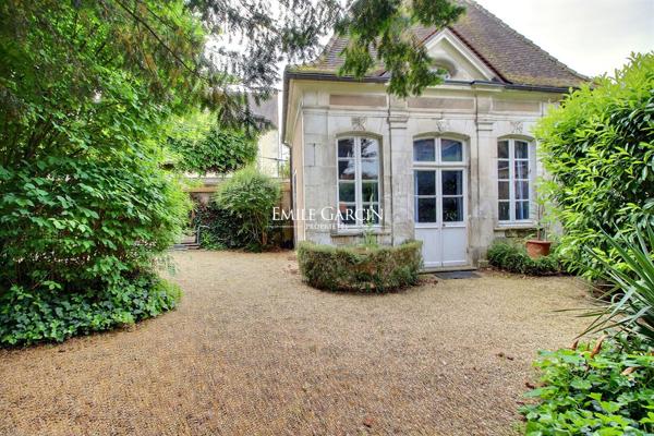 A vendre - Auxerre  89- Hôtel particulier classé Monument Historique 1200m2 parc et piscine-