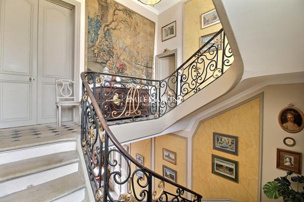 A vendre - Auxerre  89- Hôtel particulier classé Monument Historique 1200m2 parc et piscine-