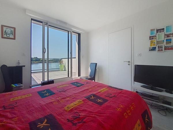 EXCLUSIVITÉ LANESTER : Contemporaine de 140m² sur 350m² de terrain avec une vue sur l'eau