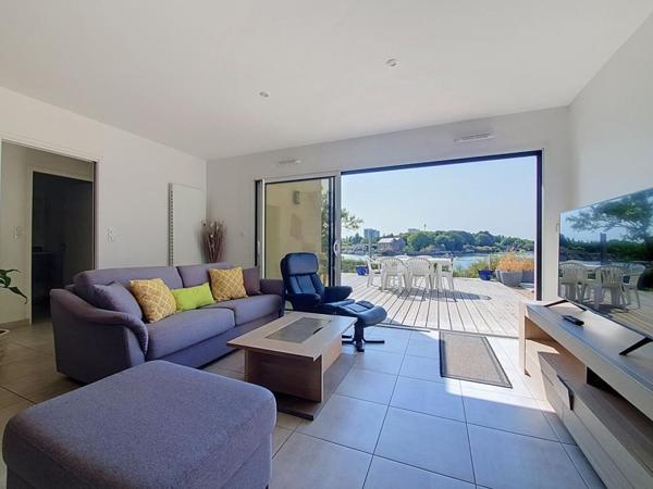 EXCLUSIVITÉ LANESTER : Contemporaine de 140m² sur 350m² de terrain avec une vue sur l'eau