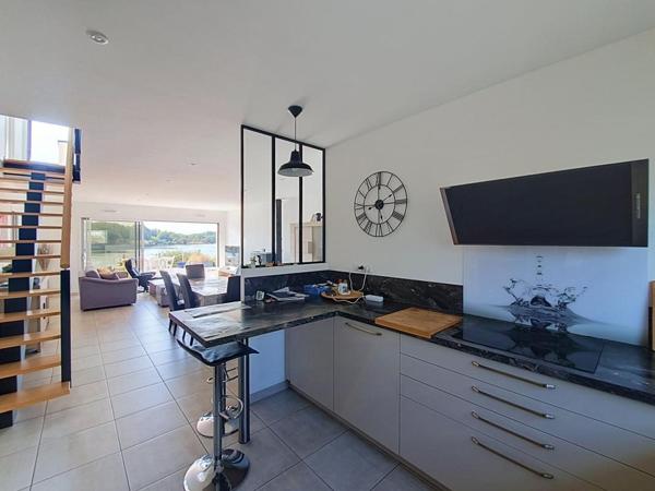 EXCLUSIVITÉ LANESTER : Contemporaine de 140m² sur 350m² de terrain avec une vue sur l'eau