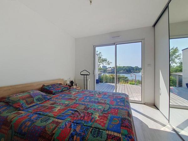 EXCLUSIVITÉ LANESTER : Contemporaine de 140m² sur 350m² de terrain avec une vue sur l'eau