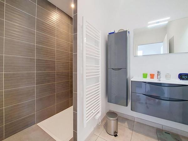 EXCLUSIVITÉ LANESTER : Contemporaine de 140m² sur 350m² de terrain avec une vue sur l'eau