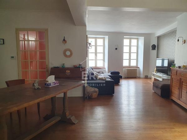 TRES BELLE MAISON DE VILLE DE 230 m², PLEIN CENTRE AVEC EXTERIEUR