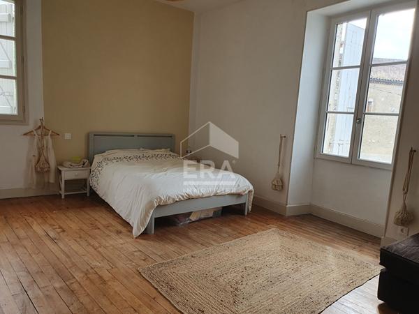 TRES BELLE MAISON DE VILLE DE 230 m², PLEIN CENTRE AVEC EXTERIEUR