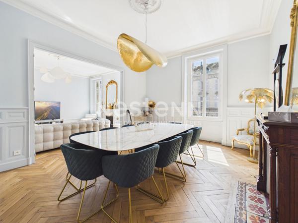 A vendre à Aurillac, à deux pas du centre-ville, Appartement de caractère rénové, de type 6 avec ses dépendances.