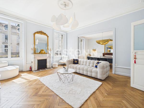 A vendre à Aurillac, à deux pas du centre-ville, Appartement de caractère rénové, de type 6 avec ses dépendances.