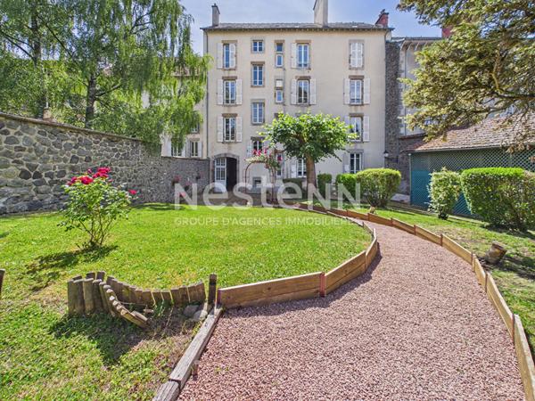 A vendre à Aurillac, à deux pas du centre-ville, Appartement de caractère rénové, de type 6 avec ses dépendances.