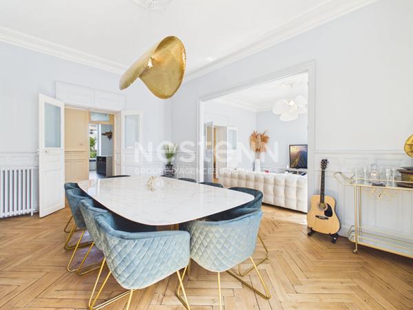 A vendre à Aurillac, à deux pas du centre-ville, Appartement de caractère rénové, de type 6 avec ses dépendances.