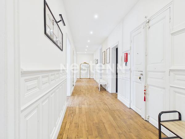A vendre à Aurillac, à deux pas du centre-ville, Appartement de caractère rénové, de type 6 avec ses dépendances.