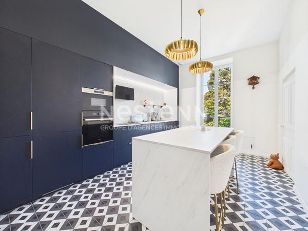 A vendre à Aurillac, à deux pas du centre-ville, Appartement de caractère rénové, de type 6 avec ses dépendances.