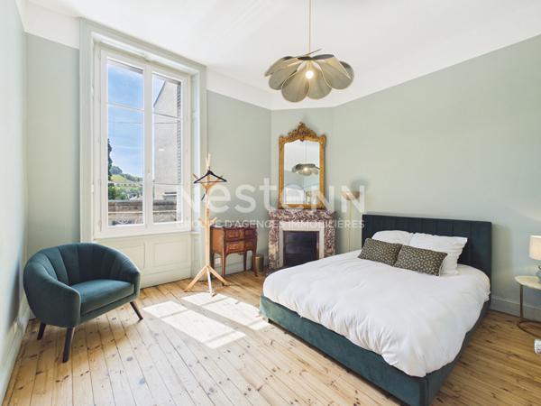 A vendre à Aurillac, à deux pas du centre-ville, Appartement de caractère rénové, de type 6 avec ses dépendances.