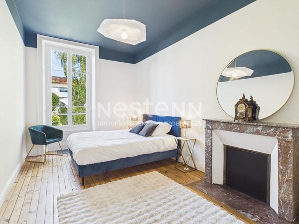 A vendre à Aurillac, à deux pas du centre-ville, Appartement de caractère rénové, de type 6 avec ses dépendances.