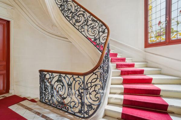 Bel appartement haussmannien & adresse iconique.