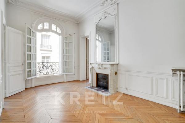 Bel appartement haussmannien & adresse iconique.