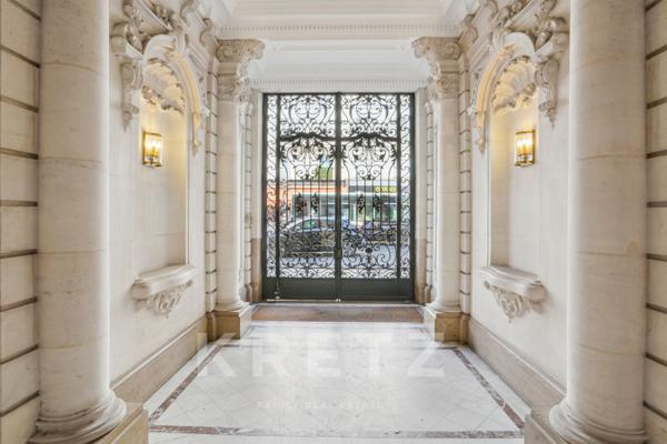 Bel appartement haussmannien & adresse iconique.