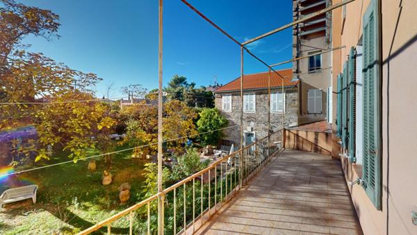 Grande maison de ville à vendre  à Le Muy (83490) vaste garage  avec remises et terrasse de 13 m²