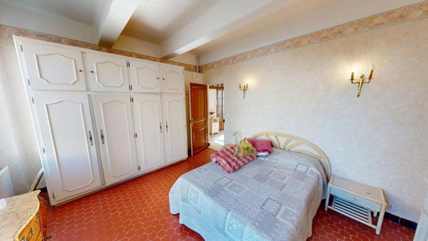 Grande maison de ville à vendre  à Le Muy (83490) vaste garage  avec remises et terrasse de 13 m²