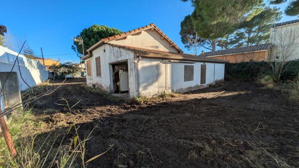 Le Grau-d’Agde – À 500 m des plages, maison avec garage à rénover sur terrain de 800 m²