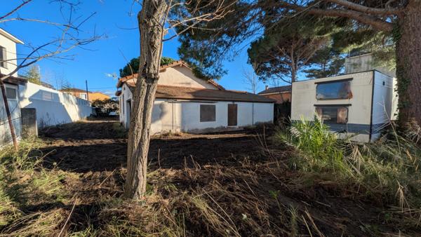 Le Grau-d’Agde – À 500 m des plages, maison avec garage à rénover sur terrain de 800 m²