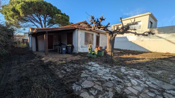 Le Grau-d’Agde – À 500 m des plages, maison avec garage à rénover sur terrain de 800 m²