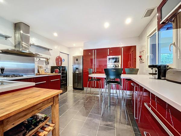 Grande maison contemporaine de 238m² avec dépendances et piscine