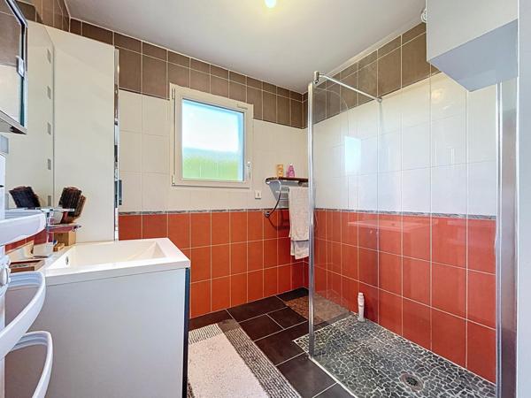 Grande maison contemporaine de 238m² avec dépendances et piscine