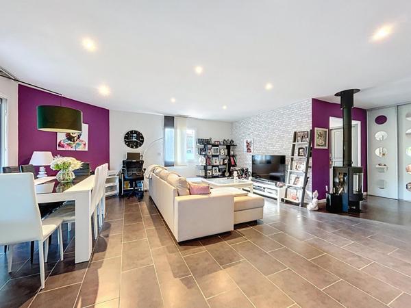 Grande maison contemporaine de 238m² avec dépendances et piscine