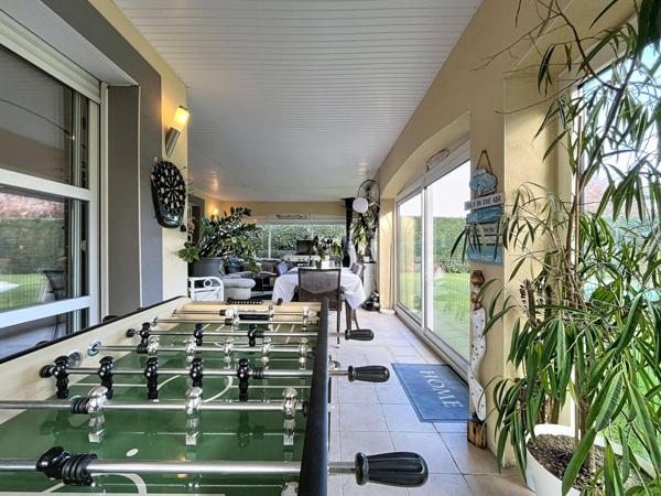 Grande maison contemporaine de 238m² avec dépendances et piscine