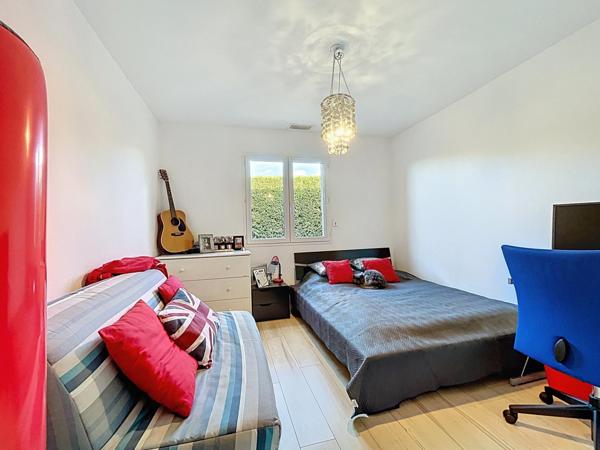 Grande maison contemporaine de 238m² avec dépendances et piscine