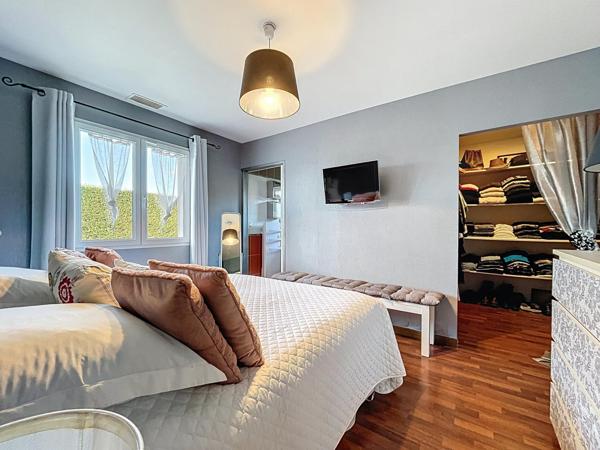 Grande maison contemporaine de 238m² avec dépendances et piscine