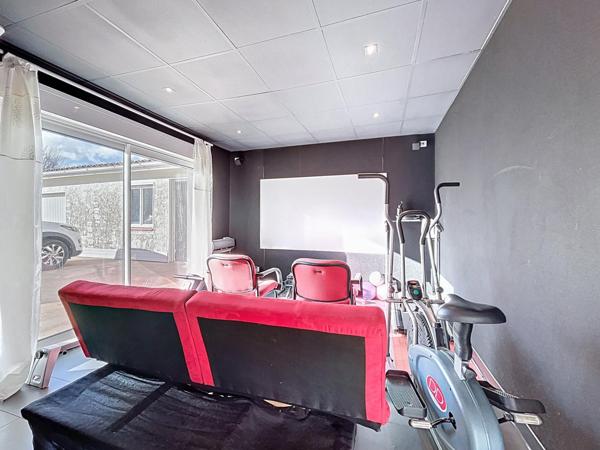 Grande maison contemporaine de 238m² avec dépendances et piscine