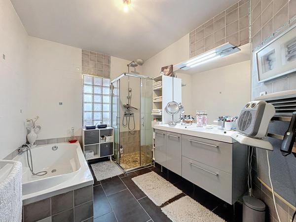 Grande maison contemporaine de 238m² avec dépendances et piscine