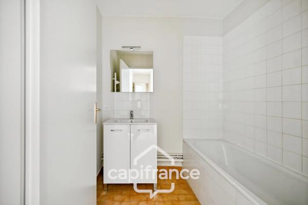 LYON 7 - Appartement T3 rénové avec balcon / Grand garage en sous sol