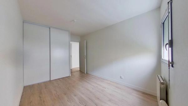 LYON 7 - Appartement T3 rénové avec balcon / Grand garage en sous sol