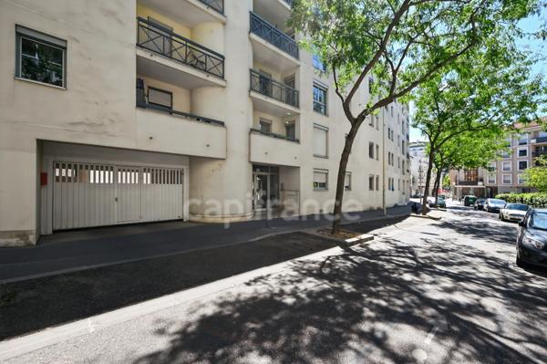 LYON 7 - Appartement T3 rénové avec balcon / Grand garage en sous sol
