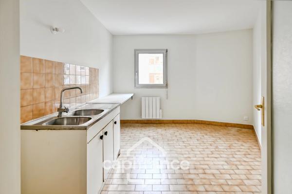 LYON 7 - Appartement T3 rénové avec balcon / Grand garage en sous sol