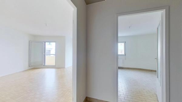 LYON 7 - Appartement T3 rénové avec balcon / Grand garage en sous sol