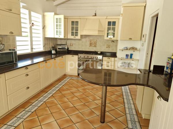 Vente
                Maison280 m² - 7 Pièces -
                    PETIT BOURG (97170)