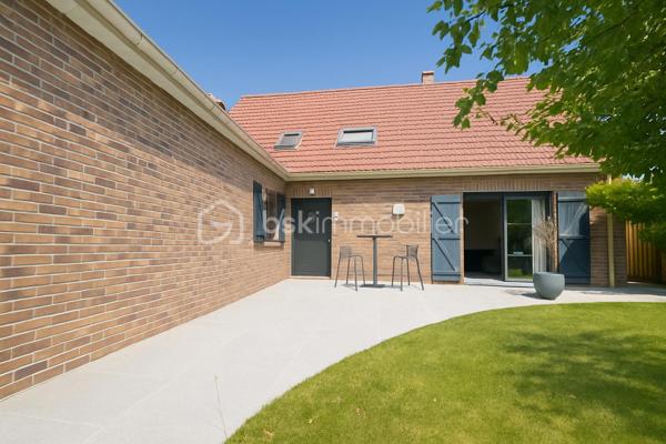 REBECCA SEBARG – BSK IMMOBILIER a le plaisir de vous présenter EN EXCLUSIVITÉ cette superbe propriété coup de cœur de 227 m² habitables sur 671 m² de terrain, au calme d’un quartier résidentiel très recherché, à proximité immédiate des écoles, commerces et de la forêt.
À 20 min de Gare de Lyon par le RER D (également accessible par le RER A) et 25 min de Bercy en voiture.

Des volumes d’exception, une atmosphère raffinée!

Dès l’entrée, le ton est donné : hall cathédrale baigné de lumière, ouvrant sur un triple séjour élégant avec cheminée : un véritable espace de réception prolongeant la vie intérieure vers la terrasse et la piscine extérieure chauffée (installation fin 2022).
La cuisine semi-ouverte, entièrement aménagée et équipée, offre un agréable espace repas. En continuité : buanderie / chaufferie et accès direct au garage isolé d'environ 25 m², doté d’une porte motorisée.

Le rez-de-chaussée comprend également 2 grandes chambres avec rangements sur mesure, une salle d’eau, et des WC séparés avec lave-mains.

UN ÉTAGE FAMILIAL PARFAITEMENT AGENCÉ:
À l’étage, un large palier dessert 4 belles chambres, dont une suite parentale avec dressing et salle de bain complète (baignoire, douche et WC). 
S’ajoutent une deuxième salle de bain avec WC, des WC indépendants et de nombreux rangements.

UN EXTÉRIEUR PRÊT À VOUS ACCUEILLIR:
Terrasse, jardin paysager, 3 places de stationnement privatives (refaites en décembre 2022), clôture neuve, et surtout une piscine chauffée (6,5 × 3,7 × 1,5 m) pour savourer les beaux jours en toute sérénité. 
Un abri de jardin abrite la machinerie de piscine.

ATOUTS PREMIUM & CONFORT DURABLE:
    •   Piscine chauffée installée fin 2022
    •    Menuiseries PVC avec revêtement aluminium, double vitrage pour une isolation optimale
    •    Volets roulants électriques récents sur l’ensemble
    •    Tableau électrique refait en 2020
    •    Chaudière gaz récente (2021)
    •    Adoucisseur d’eau
    •    Store banne électrique pour la terrasse
    •    Garage isolé & motorisé
    •    Terrasse, clôture et parkings refaits en 2022

Prestations impeccables, entretien exemplaire : aucun travaux à prévoir!
Vous n’avez plus qu’à poser vos valises et profiter d’un bien à la fois familial et HAUT DE GAMME!!

📞 Opportunité rare ! Contactez REBECCA SEBARG dès maintenant pour organiser votre visite.