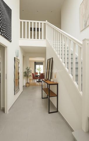 REBECCA SEBARG – BSK IMMOBILIER a le plaisir de vous présenter EN EXCLUSIVITÉ cette superbe propriété coup de cœur de 227 m² habitables sur 671 m² de terrain, au calme d’un quartier résidentiel très recherché, à proximité immédiate des écoles, commerces et de la forêt.
À 20 min de Gare de Lyon par le RER D (également accessible par le RER A) et 25 min de Bercy en voiture.

Des volumes d’exception, une atmosphère raffinée!

Dès l’entrée, le ton est donné : hall cathédrale baigné de lumière, ouvrant sur un triple séjour élégant avec cheminée : un véritable espace de réception prolongeant la vie intérieure vers la terrasse et la piscine extérieure chauffée (installation fin 2022).
La cuisine semi-ouverte, entièrement aménagée et équipée, offre un agréable espace repas. En continuité : buanderie / chaufferie et accès direct au garage isolé d'environ 25 m², doté d’une porte motorisée.

Le rez-de-chaussée comprend également 2 grandes chambres avec rangements sur mesure, une salle d’eau, et des WC séparés avec lave-mains.

UN ÉTAGE FAMILIAL PARFAITEMENT AGENCÉ:
À l’étage, un large palier dessert 4 belles chambres, dont une suite parentale avec dressing et salle de bain complète (baignoire, douche et WC). 
S’ajoutent une deuxième salle de bain avec WC, des WC indépendants et de nombreux rangements.

UN EXTÉRIEUR PRÊT À VOUS ACCUEILLIR:
Terrasse, jardin paysager, 3 places de stationnement privatives (refaites en décembre 2022), clôture neuve, et surtout une piscine chauffée (6,5 × 3,7 × 1,5 m) pour savourer les beaux jours en toute sérénité. 
Un abri de jardin abrite la machinerie de piscine.

ATOUTS PREMIUM & CONFORT DURABLE:
    •   Piscine chauffée installée fin 2022
    •    Menuiseries PVC avec revêtement aluminium, double vitrage pour une isolation optimale
    •    Volets roulants électriques récents sur l’ensemble
    •    Tableau électrique refait en 2020
    •    Chaudière gaz récente (2021)
    •    Adoucisseur d’eau
    •    Store banne électrique pour la terrasse
    •    Garage isolé & motorisé
    •    Terrasse, clôture et parkings refaits en 2022

Prestations impeccables, entretien exemplaire : aucun travaux à prévoir!
Vous n’avez plus qu’à poser vos valises et profiter d’un bien à la fois familial et HAUT DE GAMME!!

📞 Opportunité rare ! Contactez REBECCA SEBARG dès maintenant pour organiser votre visite.