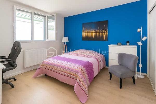 REBECCA SEBARG – BSK IMMOBILIER a le plaisir de vous présenter EN EXCLUSIVITÉ cette superbe propriété coup de cœur de 227 m² habitables sur 671 m² de terrain, au calme d’un quartier résidentiel très recherché, à proximité immédiate des écoles, commerces et de la forêt.
À 20 min de Gare de Lyon par le RER D (également accessible par le RER A) et 25 min de Bercy en voiture.

Des volumes d’exception, une atmosphère raffinée!

Dès l’entrée, le ton est donné : hall cathédrale baigné de lumière, ouvrant sur un triple séjour élégant avec cheminée : un véritable espace de réception prolongeant la vie intérieure vers la terrasse et la piscine extérieure chauffée (installation fin 2022).
La cuisine semi-ouverte, entièrement aménagée et équipée, offre un agréable espace repas. En continuité : buanderie / chaufferie et accès direct au garage isolé d'environ 25 m², doté d’une porte motorisée.

Le rez-de-chaussée comprend également 2 grandes chambres avec rangements sur mesure, une salle d’eau, et des WC séparés avec lave-mains.

UN ÉTAGE FAMILIAL PARFAITEMENT AGENCÉ:
À l’étage, un large palier dessert 4 belles chambres, dont une suite parentale avec dressing et salle de bain complète (baignoire, douche et WC). 
S’ajoutent une deuxième salle de bain avec WC, des WC indépendants et de nombreux rangements.

UN EXTÉRIEUR PRÊT À VOUS ACCUEILLIR:
Terrasse, jardin paysager, 3 places de stationnement privatives (refaites en décembre 2022), clôture neuve, et surtout une piscine chauffée (6,5 × 3,7 × 1,5 m) pour savourer les beaux jours en toute sérénité. 
Un abri de jardin abrite la machinerie de piscine.

ATOUTS PREMIUM & CONFORT DURABLE:
    •   Piscine chauffée installée fin 2022
    •    Menuiseries PVC avec revêtement aluminium, double vitrage pour une isolation optimale
    •    Volets roulants électriques récents sur l’ensemble
    •    Tableau électrique refait en 2020
    •    Chaudière gaz récente (2021)
    •    Adoucisseur d’eau
    •    Store banne électrique pour la terrasse
    •    Garage isolé & motorisé
    •    Terrasse, clôture et parkings refaits en 2022

Prestations impeccables, entretien exemplaire : aucun travaux à prévoir!
Vous n’avez plus qu’à poser vos valises et profiter d’un bien à la fois familial et HAUT DE GAMME!!

📞 Opportunité rare ! Contactez REBECCA SEBARG dès maintenant pour organiser votre visite.