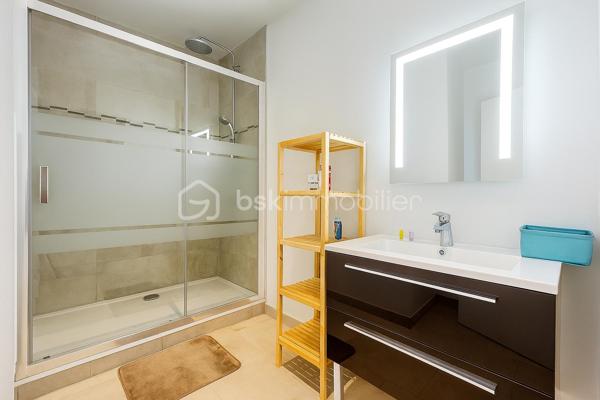REBECCA SEBARG – BSK IMMOBILIER a le plaisir de vous présenter EN EXCLUSIVITÉ cette superbe propriété coup de cœur de 227 m² habitables sur 671 m² de terrain, au calme d’un quartier résidentiel très recherché, à proximité immédiate des écoles, commerces et de la forêt.
À 20 min de Gare de Lyon par le RER D (également accessible par le RER A) et 25 min de Bercy en voiture.

Des volumes d’exception, une atmosphère raffinée!

Dès l’entrée, le ton est donné : hall cathédrale baigné de lumière, ouvrant sur un triple séjour élégant avec cheminée : un véritable espace de réception prolongeant la vie intérieure vers la terrasse et la piscine extérieure chauffée (installation fin 2022).
La cuisine semi-ouverte, entièrement aménagée et équipée, offre un agréable espace repas. En continuité : buanderie / chaufferie et accès direct au garage isolé d'environ 25 m², doté d’une porte motorisée.

Le rez-de-chaussée comprend également 2 grandes chambres avec rangements sur mesure, une salle d’eau, et des WC séparés avec lave-mains.

UN ÉTAGE FAMILIAL PARFAITEMENT AGENCÉ:
À l’étage, un large palier dessert 4 belles chambres, dont une suite parentale avec dressing et salle de bain complète (baignoire, douche et WC). 
S’ajoutent une deuxième salle de bain avec WC, des WC indépendants et de nombreux rangements.

UN EXTÉRIEUR PRÊT À VOUS ACCUEILLIR:
Terrasse, jardin paysager, 3 places de stationnement privatives (refaites en décembre 2022), clôture neuve, et surtout une piscine chauffée (6,5 × 3,7 × 1,5 m) pour savourer les beaux jours en toute sérénité. 
Un abri de jardin abrite la machinerie de piscine.

ATOUTS PREMIUM & CONFORT DURABLE:
    •   Piscine chauffée installée fin 2022
    •    Menuiseries PVC avec revêtement aluminium, double vitrage pour une isolation optimale
    •    Volets roulants électriques récents sur l’ensemble
    •    Tableau électrique refait en 2020
    •    Chaudière gaz récente (2021)
    •    Adoucisseur d’eau
    •    Store banne électrique pour la terrasse
    •    Garage isolé & motorisé
    •    Terrasse, clôture et parkings refaits en 2022

Prestations impeccables, entretien exemplaire : aucun travaux à prévoir!
Vous n’avez plus qu’à poser vos valises et profiter d’un bien à la fois familial et HAUT DE GAMME!!

📞 Opportunité rare ! Contactez REBECCA SEBARG dès maintenant pour organiser votre visite.