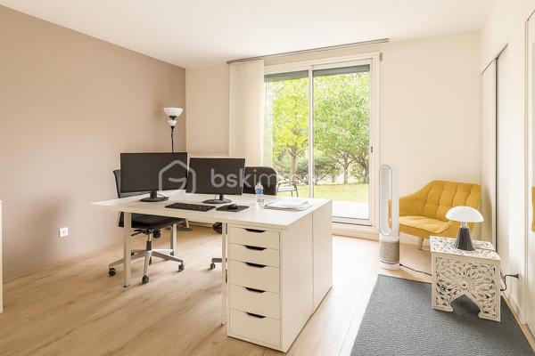 REBECCA SEBARG – BSK IMMOBILIER a le plaisir de vous présenter EN EXCLUSIVITÉ cette superbe propriété coup de cœur de 227 m² habitables sur 671 m² de terrain, au calme d’un quartier résidentiel très recherché, à proximité immédiate des écoles, commerces et de la forêt.
À 20 min de Gare de Lyon par le RER D (également accessible par le RER A) et 25 min de Bercy en voiture.

Des volumes d’exception, une atmosphère raffinée!

Dès l’entrée, le ton est donné : hall cathédrale baigné de lumière, ouvrant sur un triple séjour élégant avec cheminée : un véritable espace de réception prolongeant la vie intérieure vers la terrasse et la piscine extérieure chauffée (installation fin 2022).
La cuisine semi-ouverte, entièrement aménagée et équipée, offre un agréable espace repas. En continuité : buanderie / chaufferie et accès direct au garage isolé d'environ 25 m², doté d’une porte motorisée.

Le rez-de-chaussée comprend également 2 grandes chambres avec rangements sur mesure, une salle d’eau, et des WC séparés avec lave-mains.

UN ÉTAGE FAMILIAL PARFAITEMENT AGENCÉ:
À l’étage, un large palier dessert 4 belles chambres, dont une suite parentale avec dressing et salle de bain complète (baignoire, douche et WC). 
S’ajoutent une deuxième salle de bain avec WC, des WC indépendants et de nombreux rangements.

UN EXTÉRIEUR PRÊT À VOUS ACCUEILLIR:
Terrasse, jardin paysager, 3 places de stationnement privatives (refaites en décembre 2022), clôture neuve, et surtout une piscine chauffée (6,5 × 3,7 × 1,5 m) pour savourer les beaux jours en toute sérénité. 
Un abri de jardin abrite la machinerie de piscine.

ATOUTS PREMIUM & CONFORT DURABLE:
    •   Piscine chauffée installée fin 2022
    •    Menuiseries PVC avec revêtement aluminium, double vitrage pour une isolation optimale
    •    Volets roulants électriques récents sur l’ensemble
    •    Tableau électrique refait en 2020
    •    Chaudière gaz récente (2021)
    •    Adoucisseur d’eau
    •    Store banne électrique pour la terrasse
    •    Garage isolé & motorisé
    •    Terrasse, clôture et parkings refaits en 2022

Prestations impeccables, entretien exemplaire : aucun travaux à prévoir!
Vous n’avez plus qu’à poser vos valises et profiter d’un bien à la fois familial et HAUT DE GAMME!!

📞 Opportunité rare ! Contactez REBECCA SEBARG dès maintenant pour organiser votre visite.