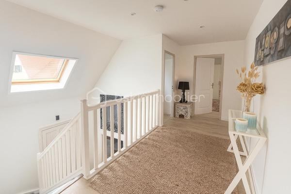 REBECCA SEBARG – BSK IMMOBILIER a le plaisir de vous présenter EN EXCLUSIVITÉ cette superbe propriété coup de cœur de 227 m² habitables sur 671 m² de terrain, au calme d’un quartier résidentiel très recherché, à proximité immédiate des écoles, commerces et de la forêt.
À 20 min de Gare de Lyon par le RER D (également accessible par le RER A) et 25 min de Bercy en voiture.

Des volumes d’exception, une atmosphère raffinée!

Dès l’entrée, le ton est donné : hall cathédrale baigné de lumière, ouvrant sur un triple séjour élégant avec cheminée : un véritable espace de réception prolongeant la vie intérieure vers la terrasse et la piscine extérieure chauffée (installation fin 2022).
La cuisine semi-ouverte, entièrement aménagée et équipée, offre un agréable espace repas. En continuité : buanderie / chaufferie et accès direct au garage isolé d'environ 25 m², doté d’une porte motorisée.

Le rez-de-chaussée comprend également 2 grandes chambres avec rangements sur mesure, une salle d’eau, et des WC séparés avec lave-mains.

UN ÉTAGE FAMILIAL PARFAITEMENT AGENCÉ:
À l’étage, un large palier dessert 4 belles chambres, dont une suite parentale avec dressing et salle de bain complète (baignoire, douche et WC). 
S’ajoutent une deuxième salle de bain avec WC, des WC indépendants et de nombreux rangements.

UN EXTÉRIEUR PRÊT À VOUS ACCUEILLIR:
Terrasse, jardin paysager, 3 places de stationnement privatives (refaites en décembre 2022), clôture neuve, et surtout une piscine chauffée (6,5 × 3,7 × 1,5 m) pour savourer les beaux jours en toute sérénité. 
Un abri de jardin abrite la machinerie de piscine.

ATOUTS PREMIUM & CONFORT DURABLE:
    •   Piscine chauffée installée fin 2022
    •    Menuiseries PVC avec revêtement aluminium, double vitrage pour une isolation optimale
    •    Volets roulants électriques récents sur l’ensemble
    •    Tableau électrique refait en 2020
    •    Chaudière gaz récente (2021)
    •    Adoucisseur d’eau
    •    Store banne électrique pour la terrasse
    •    Garage isolé & motorisé
    •    Terrasse, clôture et parkings refaits en 2022

Prestations impeccables, entretien exemplaire : aucun travaux à prévoir!
Vous n’avez plus qu’à poser vos valises et profiter d’un bien à la fois familial et HAUT DE GAMME!!

📞 Opportunité rare ! Contactez REBECCA SEBARG dès maintenant pour organiser votre visite.