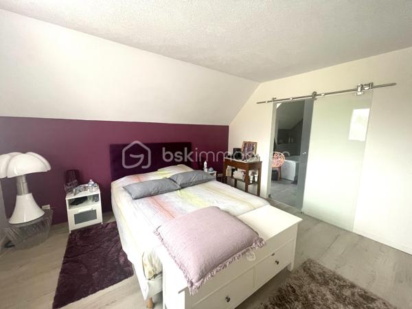 REBECCA SEBARG – BSK IMMOBILIER a le plaisir de vous présenter EN EXCLUSIVITÉ cette superbe propriété coup de cœur de 227 m² habitables sur 671 m² de terrain, au calme d’un quartier résidentiel très recherché, à proximité immédiate des écoles, commerces et de la forêt.
À 20 min de Gare de Lyon par le RER D (également accessible par le RER A) et 25 min de Bercy en voiture.

Des volumes d’exception, une atmosphère raffinée!

Dès l’entrée, le ton est donné : hall cathédrale baigné de lumière, ouvrant sur un triple séjour élégant avec cheminée : un véritable espace de réception prolongeant la vie intérieure vers la terrasse et la piscine extérieure chauffée (installation fin 2022).
La cuisine semi-ouverte, entièrement aménagée et équipée, offre un agréable espace repas. En continuité : buanderie / chaufferie et accès direct au garage isolé d'environ 25 m², doté d’une porte motorisée.

Le rez-de-chaussée comprend également 2 grandes chambres avec rangements sur mesure, une salle d’eau, et des WC séparés avec lave-mains.

UN ÉTAGE FAMILIAL PARFAITEMENT AGENCÉ:
À l’étage, un large palier dessert 4 belles chambres, dont une suite parentale avec dressing et salle de bain complète (baignoire, douche et WC). 
S’ajoutent une deuxième salle de bain avec WC, des WC indépendants et de nombreux rangements.

UN EXTÉRIEUR PRÊT À VOUS ACCUEILLIR:
Terrasse, jardin paysager, 3 places de stationnement privatives (refaites en décembre 2022), clôture neuve, et surtout une piscine chauffée (6,5 × 3,7 × 1,5 m) pour savourer les beaux jours en toute sérénité. 
Un abri de jardin abrite la machinerie de piscine.

ATOUTS PREMIUM & CONFORT DURABLE:
    •   Piscine chauffée installée fin 2022
    •    Menuiseries PVC avec revêtement aluminium, double vitrage pour une isolation optimale
    •    Volets roulants électriques récents sur l’ensemble
    •    Tableau électrique refait en 2020
    •    Chaudière gaz récente (2021)
    •    Adoucisseur d’eau
    •    Store banne électrique pour la terrasse
    •    Garage isolé & motorisé
    •    Terrasse, clôture et parkings refaits en 2022

Prestations impeccables, entretien exemplaire : aucun travaux à prévoir!
Vous n’avez plus qu’à poser vos valises et profiter d’un bien à la fois familial et HAUT DE GAMME!!

📞 Opportunité rare ! Contactez REBECCA SEBARG dès maintenant pour organiser votre visite.
