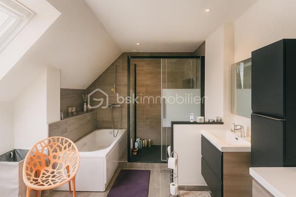 REBECCA SEBARG – BSK IMMOBILIER a le plaisir de vous présenter EN EXCLUSIVITÉ cette superbe propriété coup de cœur de 227 m² habitables sur 671 m² de terrain, au calme d’un quartier résidentiel très recherché, à proximité immédiate des écoles, commerces et de la forêt.
À 20 min de Gare de Lyon par le RER D (également accessible par le RER A) et 25 min de Bercy en voiture.

Des volumes d’exception, une atmosphère raffinée!

Dès l’entrée, le ton est donné : hall cathédrale baigné de lumière, ouvrant sur un triple séjour élégant avec cheminée : un véritable espace de réception prolongeant la vie intérieure vers la terrasse et la piscine extérieure chauffée (installation fin 2022).
La cuisine semi-ouverte, entièrement aménagée et équipée, offre un agréable espace repas. En continuité : buanderie / chaufferie et accès direct au garage isolé d'environ 25 m², doté d’une porte motorisée.

Le rez-de-chaussée comprend également 2 grandes chambres avec rangements sur mesure, une salle d’eau, et des WC séparés avec lave-mains.

UN ÉTAGE FAMILIAL PARFAITEMENT AGENCÉ:
À l’étage, un large palier dessert 4 belles chambres, dont une suite parentale avec dressing et salle de bain complète (baignoire, douche et WC). 
S’ajoutent une deuxième salle de bain avec WC, des WC indépendants et de nombreux rangements.

UN EXTÉRIEUR PRÊT À VOUS ACCUEILLIR:
Terrasse, jardin paysager, 3 places de stationnement privatives (refaites en décembre 2022), clôture neuve, et surtout une piscine chauffée (6,5 × 3,7 × 1,5 m) pour savourer les beaux jours en toute sérénité. 
Un abri de jardin abrite la machinerie de piscine.

ATOUTS PREMIUM & CONFORT DURABLE:
    •   Piscine chauffée installée fin 2022
    •    Menuiseries PVC avec revêtement aluminium, double vitrage pour une isolation optimale
    •    Volets roulants électriques récents sur l’ensemble
    •    Tableau électrique refait en 2020
    •    Chaudière gaz récente (2021)
    •    Adoucisseur d’eau
    •    Store banne électrique pour la terrasse
    •    Garage isolé & motorisé
    •    Terrasse, clôture et parkings refaits en 2022

Prestations impeccables, entretien exemplaire : aucun travaux à prévoir!
Vous n’avez plus qu’à poser vos valises et profiter d’un bien à la fois familial et HAUT DE GAMME!!

📞 Opportunité rare ! Contactez REBECCA SEBARG dès maintenant pour organiser votre visite.