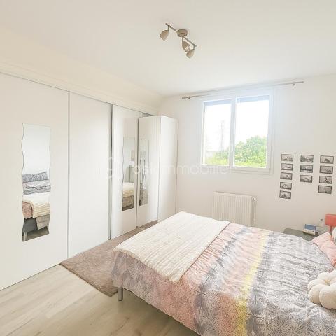 REBECCA SEBARG – BSK IMMOBILIER a le plaisir de vous présenter EN EXCLUSIVITÉ cette superbe propriété coup de cœur de 227 m² habitables sur 671 m² de terrain, au calme d’un quartier résidentiel très recherché, à proximité immédiate des écoles, commerces et de la forêt.
À 20 min de Gare de Lyon par le RER D (également accessible par le RER A) et 25 min de Bercy en voiture.

Des volumes d’exception, une atmosphère raffinée!

Dès l’entrée, le ton est donné : hall cathédrale baigné de lumière, ouvrant sur un triple séjour élégant avec cheminée : un véritable espace de réception prolongeant la vie intérieure vers la terrasse et la piscine extérieure chauffée (installation fin 2022).
La cuisine semi-ouverte, entièrement aménagée et équipée, offre un agréable espace repas. En continuité : buanderie / chaufferie et accès direct au garage isolé d'environ 25 m², doté d’une porte motorisée.

Le rez-de-chaussée comprend également 2 grandes chambres avec rangements sur mesure, une salle d’eau, et des WC séparés avec lave-mains.

UN ÉTAGE FAMILIAL PARFAITEMENT AGENCÉ:
À l’étage, un large palier dessert 4 belles chambres, dont une suite parentale avec dressing et salle de bain complète (baignoire, douche et WC). 
S’ajoutent une deuxième salle de bain avec WC, des WC indépendants et de nombreux rangements.

UN EXTÉRIEUR PRÊT À VOUS ACCUEILLIR:
Terrasse, jardin paysager, 3 places de stationnement privatives (refaites en décembre 2022), clôture neuve, et surtout une piscine chauffée (6,5 × 3,7 × 1,5 m) pour savourer les beaux jours en toute sérénité. 
Un abri de jardin abrite la machinerie de piscine.

ATOUTS PREMIUM & CONFORT DURABLE:
    •   Piscine chauffée installée fin 2022
    •    Menuiseries PVC avec revêtement aluminium, double vitrage pour une isolation optimale
    •    Volets roulants électriques récents sur l’ensemble
    •    Tableau électrique refait en 2020
    •    Chaudière gaz récente (2021)
    •    Adoucisseur d’eau
    •    Store banne électrique pour la terrasse
    •    Garage isolé & motorisé
    •    Terrasse, clôture et parkings refaits en 2022

Prestations impeccables, entretien exemplaire : aucun travaux à prévoir!
Vous n’avez plus qu’à poser vos valises et profiter d’un bien à la fois familial et HAUT DE GAMME!!

📞 Opportunité rare ! Contactez REBECCA SEBARG dès maintenant pour organiser votre visite.