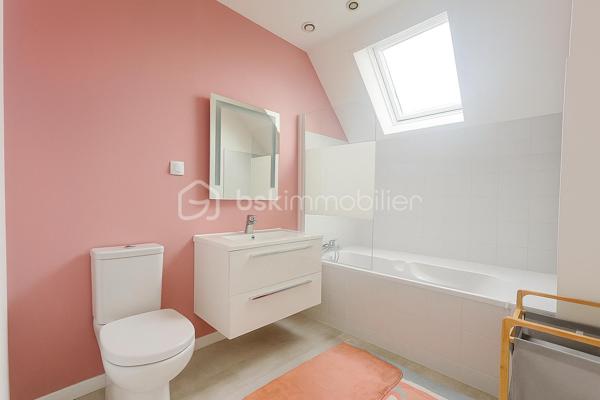 REBECCA SEBARG – BSK IMMOBILIER a le plaisir de vous présenter EN EXCLUSIVITÉ cette superbe propriété coup de cœur de 227 m² habitables sur 671 m² de terrain, au calme d’un quartier résidentiel très recherché, à proximité immédiate des écoles, commerces et de la forêt.
À 20 min de Gare de Lyon par le RER D (également accessible par le RER A) et 25 min de Bercy en voiture.

Des volumes d’exception, une atmosphère raffinée!

Dès l’entrée, le ton est donné : hall cathédrale baigné de lumière, ouvrant sur un triple séjour élégant avec cheminée : un véritable espace de réception prolongeant la vie intérieure vers la terrasse et la piscine extérieure chauffée (installation fin 2022).
La cuisine semi-ouverte, entièrement aménagée et équipée, offre un agréable espace repas. En continuité : buanderie / chaufferie et accès direct au garage isolé d'environ 25 m², doté d’une porte motorisée.

Le rez-de-chaussée comprend également 2 grandes chambres avec rangements sur mesure, une salle d’eau, et des WC séparés avec lave-mains.

UN ÉTAGE FAMILIAL PARFAITEMENT AGENCÉ:
À l’étage, un large palier dessert 4 belles chambres, dont une suite parentale avec dressing et salle de bain complète (baignoire, douche et WC). 
S’ajoutent une deuxième salle de bain avec WC, des WC indépendants et de nombreux rangements.

UN EXTÉRIEUR PRÊT À VOUS ACCUEILLIR:
Terrasse, jardin paysager, 3 places de stationnement privatives (refaites en décembre 2022), clôture neuve, et surtout une piscine chauffée (6,5 × 3,7 × 1,5 m) pour savourer les beaux jours en toute sérénité. 
Un abri de jardin abrite la machinerie de piscine.

ATOUTS PREMIUM & CONFORT DURABLE:
    •   Piscine chauffée installée fin 2022
    •    Menuiseries PVC avec revêtement aluminium, double vitrage pour une isolation optimale
    •    Volets roulants électriques récents sur l’ensemble
    •    Tableau électrique refait en 2020
    •    Chaudière gaz récente (2021)
    •    Adoucisseur d’eau
    •    Store banne électrique pour la terrasse
    •    Garage isolé & motorisé
    •    Terrasse, clôture et parkings refaits en 2022

Prestations impeccables, entretien exemplaire : aucun travaux à prévoir!
Vous n’avez plus qu’à poser vos valises et profiter d’un bien à la fois familial et HAUT DE GAMME!!

📞 Opportunité rare ! Contactez REBECCA SEBARG dès maintenant pour organiser votre visite.