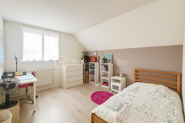 REBECCA SEBARG – BSK IMMOBILIER a le plaisir de vous présenter EN EXCLUSIVITÉ cette superbe propriété coup de cœur de 227 m² habitables sur 671 m² de terrain, au calme d’un quartier résidentiel très recherché, à proximité immédiate des écoles, commerces et de la forêt.
À 20 min de Gare de Lyon par le RER D (également accessible par le RER A) et 25 min de Bercy en voiture.

Des volumes d’exception, une atmosphère raffinée!

Dès l’entrée, le ton est donné : hall cathédrale baigné de lumière, ouvrant sur un triple séjour élégant avec cheminée : un véritable espace de réception prolongeant la vie intérieure vers la terrasse et la piscine extérieure chauffée (installation fin 2022).
La cuisine semi-ouverte, entièrement aménagée et équipée, offre un agréable espace repas. En continuité : buanderie / chaufferie et accès direct au garage isolé d'environ 25 m², doté d’une porte motorisée.

Le rez-de-chaussée comprend également 2 grandes chambres avec rangements sur mesure, une salle d’eau, et des WC séparés avec lave-mains.

UN ÉTAGE FAMILIAL PARFAITEMENT AGENCÉ:
À l’étage, un large palier dessert 4 belles chambres, dont une suite parentale avec dressing et salle de bain complète (baignoire, douche et WC). 
S’ajoutent une deuxième salle de bain avec WC, des WC indépendants et de nombreux rangements.

UN EXTÉRIEUR PRÊT À VOUS ACCUEILLIR:
Terrasse, jardin paysager, 3 places de stationnement privatives (refaites en décembre 2022), clôture neuve, et surtout une piscine chauffée (6,5 × 3,7 × 1,5 m) pour savourer les beaux jours en toute sérénité. 
Un abri de jardin abrite la machinerie de piscine.

ATOUTS PREMIUM & CONFORT DURABLE:
    •   Piscine chauffée installée fin 2022
    •    Menuiseries PVC avec revêtement aluminium, double vitrage pour une isolation optimale
    •    Volets roulants électriques récents sur l’ensemble
    •    Tableau électrique refait en 2020
    •    Chaudière gaz récente (2021)
    •    Adoucisseur d’eau
    •    Store banne électrique pour la terrasse
    •    Garage isolé & motorisé
    •    Terrasse, clôture et parkings refaits en 2022

Prestations impeccables, entretien exemplaire : aucun travaux à prévoir!
Vous n’avez plus qu’à poser vos valises et profiter d’un bien à la fois familial et HAUT DE GAMME!!

📞 Opportunité rare ! Contactez REBECCA SEBARG dès maintenant pour organiser votre visite.
